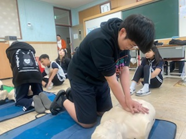 옥계중학교 cpr 교육 2.jpg