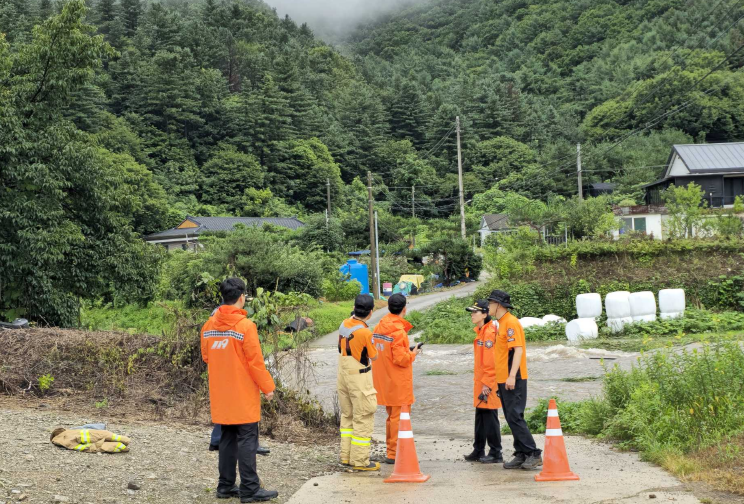 (7.17.)홍천소방서, 호우예비특보에 따른 상황판단회의 개최 및 위험지역 점검3.png