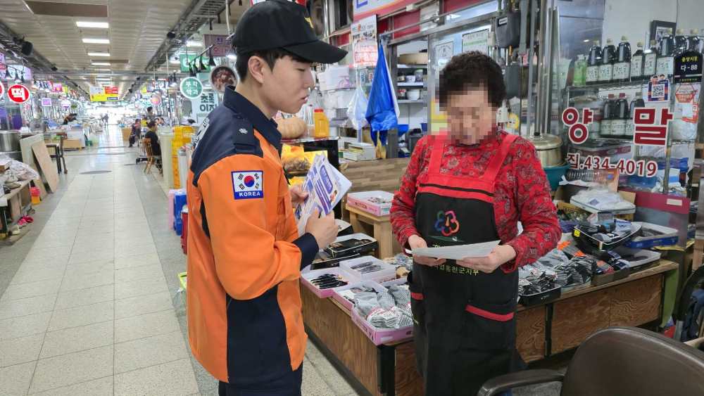 (10.23.)홍천소방서,‘점포점검의 날’안전 캠페인 실시1.jpg