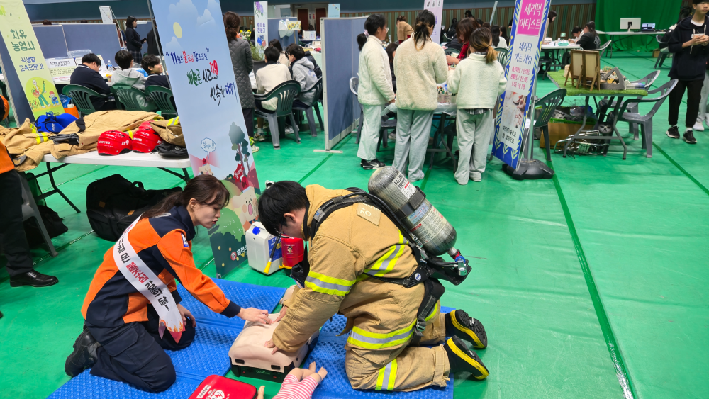 (11.19.)홍천소방서, 불조심 강조의 달 맞이‘청소년 진로박람회’119안전체험부스 운영2.jpg