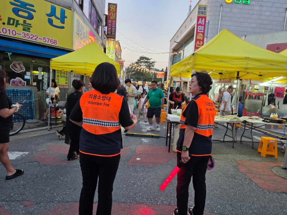 (25.9.29.)시장 안전, 우리가 지킨다”홍천소방서 의용소방대 주말야시장 특별 순찰 3.jpg