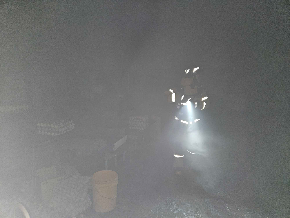 양계장 창고 내부.jpg