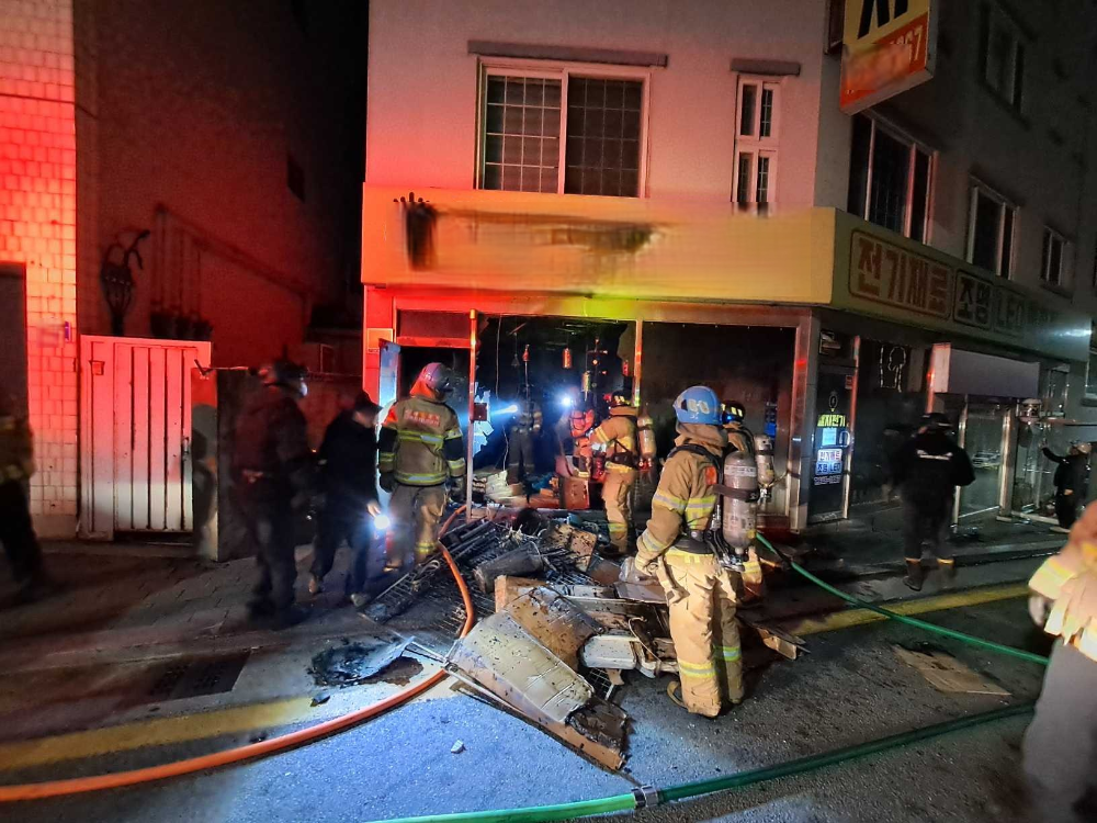 0309 강릉 전기상사 화재1.jpg