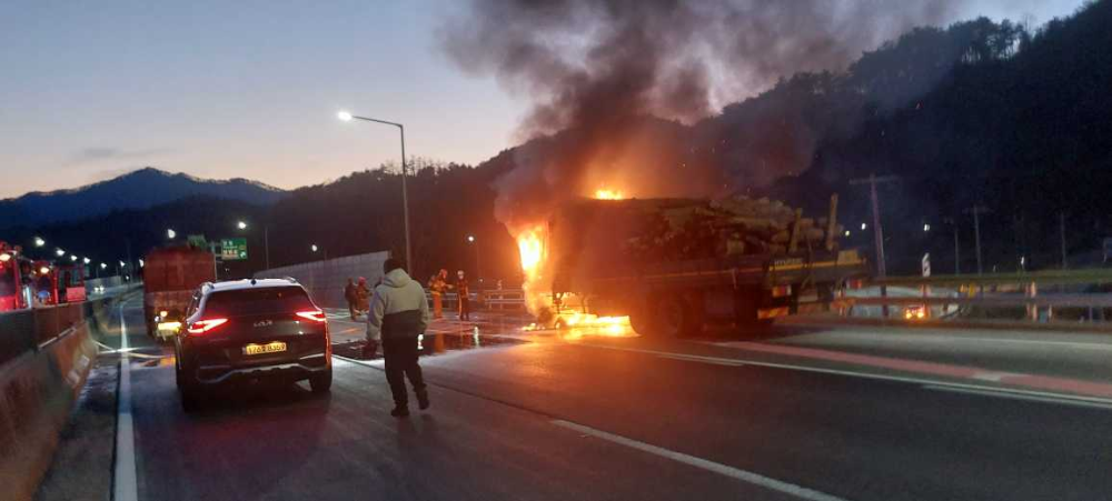 1732 영월읍 영월교차로 인근 트럭화재 현장활동 사진1.jpg