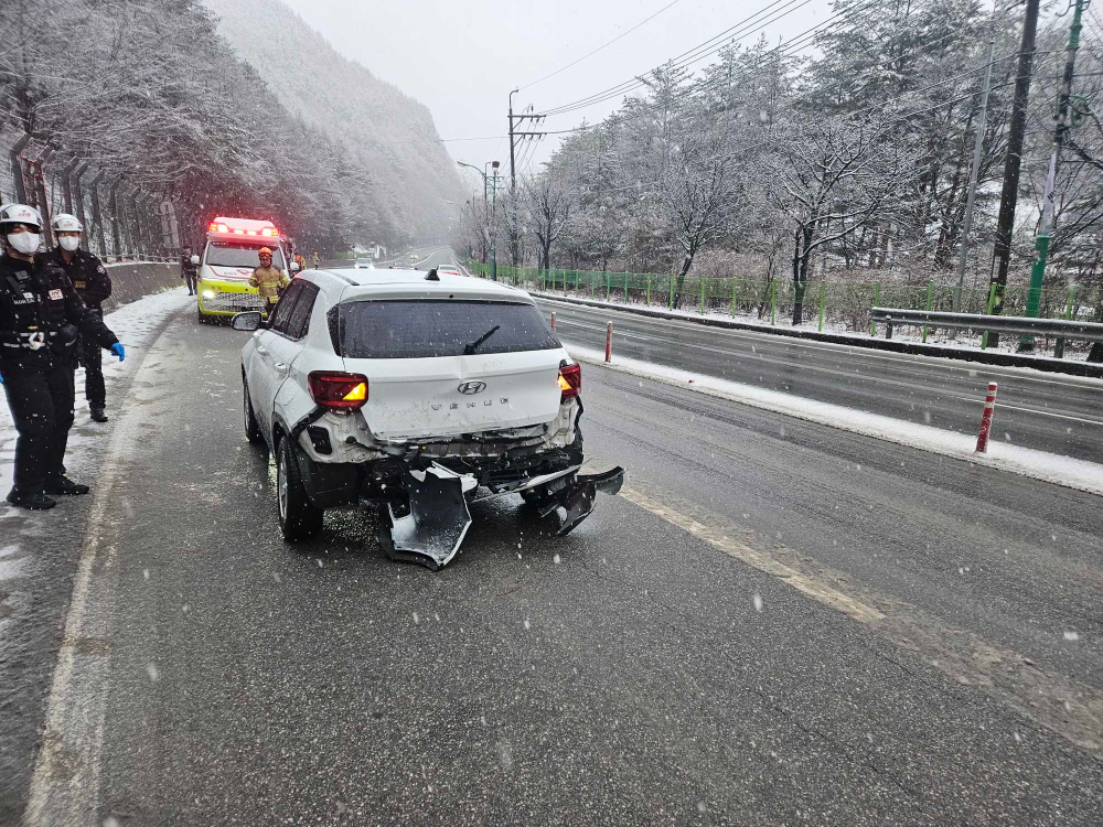1653 태백 문곡동 눈길 단독 교통사고.jpg