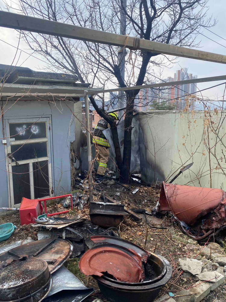 1427 춘천 효자동 주택 담벼락 화재 (2).jpg