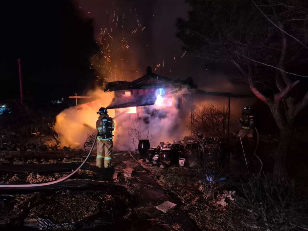 0059 홍천 두촌면 컨테이너 농막 화재.jpg