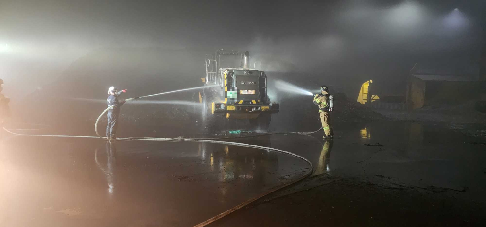 1831 영월 한반도면 로더 화재.jpg