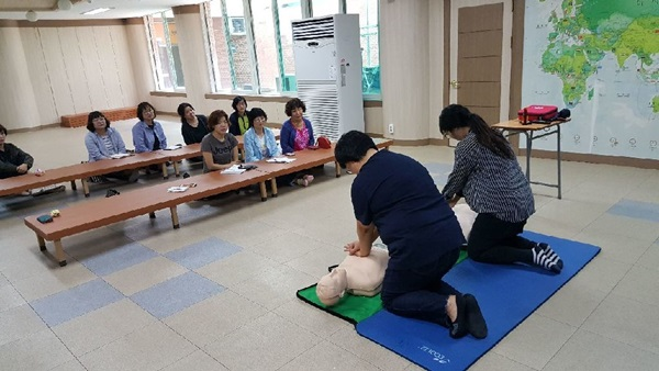 공동생활가정_심폐소생술_교육_사진(~).jpg