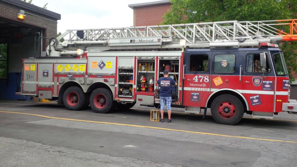 Montreal_Fire_Department_Ladder_Truck.jpg