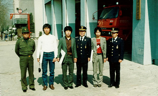 1982.4.7. 용감한시민표창자와 담소.png