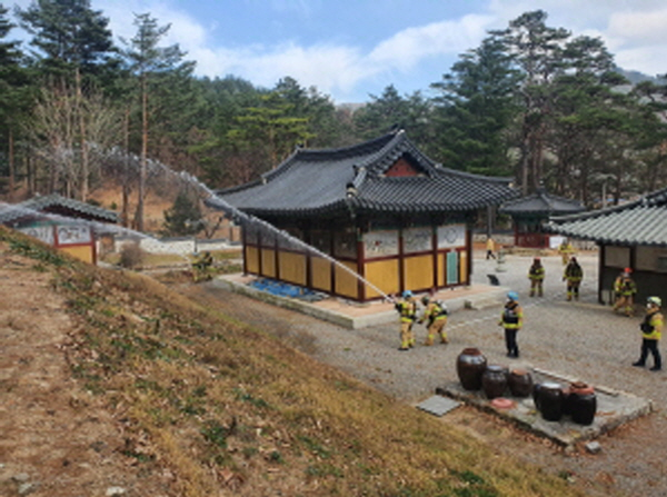 [보도자료-태백소방서] 2020.11.18.태백소방서, 가을철 산불대비 문화재 장명사 합동소방훈련 실시 (2).jpg