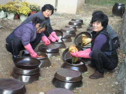 신동면 여성의용소방대에서 봉사활동을 나갔습니다.