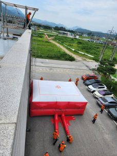 철원소방서, 고층건물 피난 대비 공기안전매트 낙하 훈련 실시