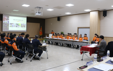 강원특별자치도 김진태 지사,  동해소방서 방문해 소방 현장 살펴