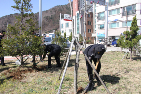 인제소방서, 식목일 맞아 청사 및 화단 정비 실시