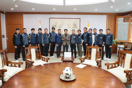 전국공무원노동조합 강원소방지부, 김진태 강원특별자치도지사에 감사패 전달