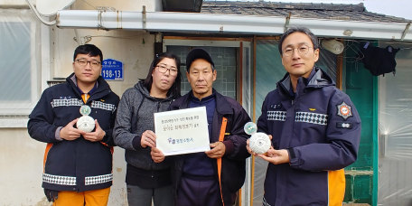 (20.01.22.) 평창소방서(서장 남종훈)는 겨울철 소방안전대책과 설 연휴를 맞아 관내 청각장애인 가구를 대상으로 22일부터 이틀간 ‘보이는 화재경보기’ 설치를 지원한다고 밝혔다.