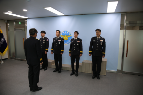 태백소방서는 4일 서장실에서 근속승진자 신고식을 개최했습니다