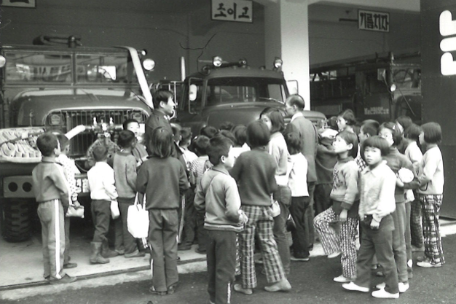 새마을 자매 부락 어린이 소방서 견학 1975년